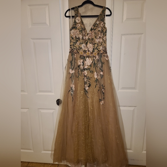 Mac Duggal Dress. - Picture 3 of 5